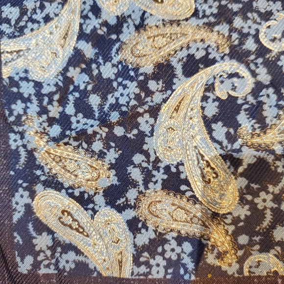 Joseph Abboud 15" Silk Floral Paisley Navy/Gold Pocket Square - Picture 2 of 4